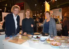 Diederik van der Wiele (midden) en Regina van Kouwen maakten bij Market Endeavour onder meer quesedillas gemaakt met nieuwe multigrain wraps van Roley's.