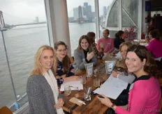 Deze bloggers waren al wat eerder naar Rotterdam vertrokken en genoten voorafgaand aan het Bio Proeflokaal van een lunch. Links Nicole Sebregts (Voeding voor Jou), Sifra Opstal (Uniek Eten), Daphne van der Heijden (We are Food Junkies), rechts Elsbeth Duvergé (Tante Luus) en Birgit Laemers.