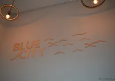 In BlueCity zijn verschillende bedrijven gevestigd. Gevestigd in voormalig zwemparadijs Tropicana aan de Maas is BlueCity een broedplaats voor innovatieve bedrijven die hun reststromen aan elkaar koppelen.