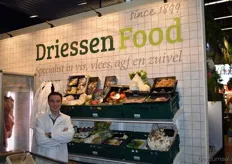 Nigel Siebelink staat hier bij een deel van het assortiment van Driessen Food.