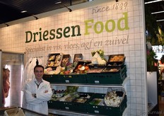 Nigel Siebelink staat hier bij een deel van het assortiment van Driessen Food.