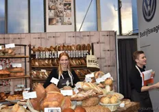 Denise Ingram presenteerde het biologische assortiment van Vlaamsch Broodhuys. Ze trakteerden de bezoekers onder andere op vers biologisch brood belegd met buikspek.