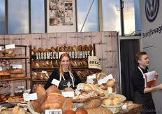 Denise Ingram presenteerde het biologische assortiment van Vlaamsch Broodhuys. Ze trakteerden de bezoekers onder andere op vers biologisch brood belegd met buikspek.