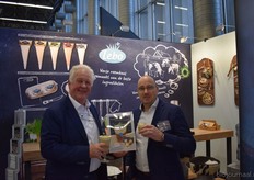 "Gé Sluijs en Bertwin van Vulpen vertegenwoordigen LEBO. Zij laten de bezoekers kennis maken met de nieuwste trend, welke is overgekomen uit Azië. Niet biologisch, maar wel bijzonder: namelijk de kaasthee. Het is (vaak) koude thee met daarop een laag schuimende roomkaas, afgemaakt met een topping zoals bijvoorbeeld, chocolade, zoute caramel of fruitsmaken. "De drank wordt enthousiast en positief ontvangen. We verwachten dat het de hit van deze zomer gaat worden", aldus Bertwin."