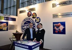 Henk Harkink en Julia Schaap vertegenwoordigen Hevel. Zij laten de bezoekers zien hoe klanten met hun vacuümzakken verderving tegen kunnen gaan.
