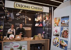 Mariël van dan Oord en Jorg de Jong vertegenwoordigen DeJong Cheese op de horecava. Zij laten de bezoekers kennis maken met hun assortiment door te laten proeven.