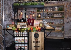 "Thijs Offermeijer en Glenn Middelhof laten het assortiment van Tlant zien. "Wij hebben een groot biologisch assortiment en willen laten zien dat biologisch ook hip kan zijn", aldus Glenn en Thijs."