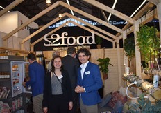 Linda Coert en Mark van Dongen vertellen over de nieuwe producten van 2Food. Nieuw tot het assortiment behoren nu vitamine shots, gefermenteerde dranken in biologische afbreekbare verpakking en 'raw bite' repen. Daarnaast is ook de stand geheel duurzaam.