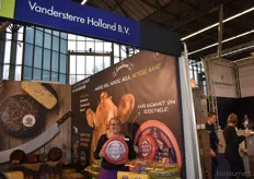 Ook Van der Sterre uit Bodegraven was van de partij. De kaas op de foto is niet biologisch, maar het bedrijf voert diverse biologische kazen onder het label Landana Organic. Op de foto laat Marla de Bruyker een kaas zien gemaakt van Jersey melk.