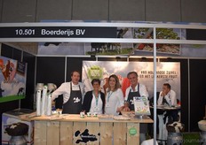 Boerderijs introduceerd twee nieuwe varianten van het fruitboertje, namelijk sinaasappel en peer/appel. Vanaf maart komt de nieuwe verpakking in de schappen. Hier op de foto: Kamiel Mallens, Anja van de Kar, Gaby van de Kar en Pepijn Segers.