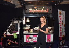 "Karlijn Groenedijk laat de bezoekers proeven van de bieterbal, een soort bitterbal maar dan gevuld met rode bieten. "De reacties van de mensen is over het algemeen heel enthousiast, ze zijn verrast door de lekkere smaak", aldus Karlijn."