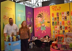 "Jacco Crezee en Mirjam Cieremans van Or Tea Europe laten de bezoekers kennis maken met de verschillende soorten thee in het assortiment. "Zo'n 70-80% van ons assortiment is biologisch. Zodra iets biologisch kan dan heeft dat zeker onze voorkeur en gaan we daarvoor", aldus Mirjam."