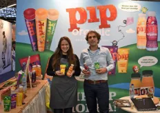 Hannah Alqadhi en Marc de Visser laten de nieuwe vruchtensappen en ijsjes zien uit het assortiment van PIP Organic.