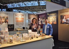 "Jacobien Bakker-van Golen en Marcus Takacs vertegenwoordigen Banketbakkerij van Strien. Ze staan op de beurs met nieuwe kleine koekjes voor bij de koffie. De koekjes zijn er in twee soorten: paranoot/dadel en chocolate chip. "Ze worden enthousiast ontvangen door de bezoekers", zo zegt Jacobien."