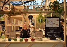 "Jessica Tolboom van Axxent Masters in Tea laat de opgefriste 'look' van Bradley's Tea zien. De thee is er in diverse varianten op de horeca gericht. Daarnaast laat ze de bezoekers kennis maken met nog een andere manier van thee drinken, namelijk gefermenteerde thee. "Het is leuk om mensen iets anders aan te bieden en ze kennis te laten maken hiermee. Veel mensen kennen het niet en zijn aangenaam verrast", zo vertelt Jessica."