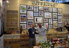 "Dimitri Peters en Jelle Schmidt staan hier bij het ruime assortiment van Jetdrinks. "Het is een leuke en drukke beurs", aldus de heren."