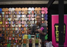 Igor Rooselaar vertegenwoordigt het bedrijf Five Minutes met de producten van ecoffee. Tijdens deze beurs introduceren ze 3 nieuwe modellen van de bamboe bekers. Deze 3 modellen zijn gemaakt in samenwerking met project Waterfall. Een organisatie die zorgt voor schoon drinkwater en educatie naar koffieboeren.