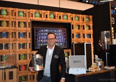 "Willem van Leeuwen van Santas Koffie staat al jaren op de horecava "Wij zijn Fairtrade (Max Havelaar), Bio (Skal) en MVO gecertificeerd. Maar vanuit onze overtuiging dat duurzaamheid verder gaat dan certificering, namen wij in 1988 al het initiatief om te stoppen met plastic- en folie wegwerpverpakkingen voor onze koffies. Wij introduceerden daarom een unieke & duurzame retourverpakking; het ijzersterke koffieblik. Hiermee streven wij er naar om zo min mogelijk afval te creëeren. Niet alléén in woord, maar ook in daad dankzij ons tastbare & duurzame retourverpakking concept", aldus Willem. Het blik op de foto in de handen van Willem nr.19 is biologische koffie."