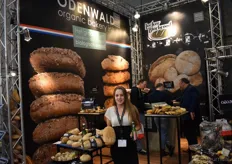 Linsey Witter laat hier op de foto het nieuwe brood van Odenwald zien, het bierbrood.