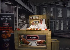 "Maud Wilms en Koen de Jong van De Jong Food staan op de beurs met de nieuwe 100% vegetarische bitterbal en de nieuwe biologische groente bouillon. De Bio-snacks vallen onder privat label en de soepen onder de naam Fijnko. "Het is een leuke en drukke beurs en de bitterballen vallen goed in de smaak onder de bezoekers", aldus Koen."