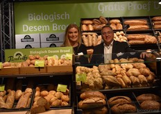 "Sharon ten Berge en Frank Cornelisse staan met Pandriks op de horecava. "In Duitsland is de biologische markt een stuk groter van hier in Nederland. Wij willen de mensen hier in Nederland graag laten proeven dat biologisch brood ook echt lekker is en dat we het voor een goede prijs kunnen aanbieden", aldus Sharon en Frank."