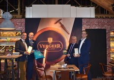 Vergeer Holland staat op de beurs en laat de vernieuwde verpakking zien van zowel de consumentenverpakking als de grootverpakkingen. Op de foto staan: Dirk Zemel, Jan van Wijk, Wim Hofman en Gerbert van der Mierden.