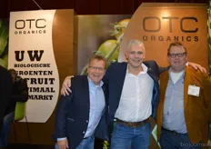 Bart van der Vliet, Matthé Hendrikse en Rein Burger van OTC-Holland waren erg blij met de nieuwe stand. Citroenen en sinaasappelen zijn de hardlopers bij OTC.