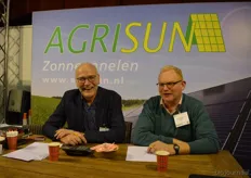 "John Ruiten (Agrisun) in gesprek met Bart Kooiker (De Schanshoeve). John: "Er zijn steeds meer bio- boerderijen met zonnepanelen. We staan hier voor de 7e of 8e keer en hebben al heel veel klanten op de Bio-beurs gevonden."