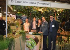 Monique Bloemert, Jonas Bertels, Eline Voigt, Ton Theunissen en Bert Arnout lieten de hele beurs proeven van de biologische Zespri-kiwi's.