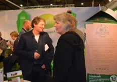 Hans Verduyn vertelt een bezoeker in de stand van FrieslandCampina meer over de kaas van het merk BioReijck.