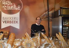 Robert Lok staat hier letterlijk achter de broden van Bakkerij Verbeek.