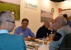 Marcel van Diemen (lachend in blauw overhemd) in een goed gesprek bij Vitalis Biologische Zaden.