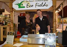 Marina Boon en Remco Lieman bakten de hele dag door hamburgers van het kalfsvlees van Eco Fields.