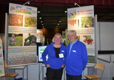 Tineke Alberts en Jan Velema van de Zaderij brengen hun zaden onder de aandacht bij de bezoekers van de Bio-beurs.