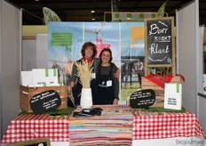 "Theunis Holthuis en Jorna Pol vertegenwoordigen Van de Bron en promoten de nieuwe campagne "leve de geitenwollen sok"."