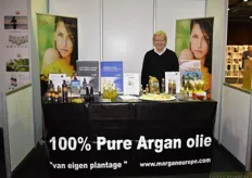 Han Meijer van 100% Pure Argan olie verrast de bezoekers met de smaak van de olie en vertelt over de eigenschappen van arganolie.