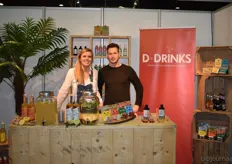 Sophie Schuite en Theun Laurant staan niet alleen met de dranken van D-Drinks, maar nieuw in het assortiment zijn de snoepjes in kleinverpakking. Er is 1 soort welke naast biologisch ook veganistisch is.