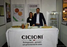 Rohini Horner en Gert-Jan de Groot vertegenwoordigen het Italiaanse bedrijf Cicioni en laten de bezoekers kennis maken met een nieuwe manier van kaas eten, namelijk gemaakt van cashewnoten en/of amandelen.