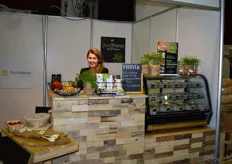 Sandra de Fouw van Foodvision laat de bezoekers proeven van de biologische salades van foodfinesse.