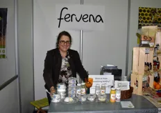 Venetka Agayn van Fervena laat de bezoeker proeven van de kazen die gemaakt zijn van cashewnoten.