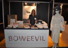 Iris Komen van Boweevil laat de bezoekers zien dat biologische handdoeken ook in diverse kleuren beschikbaar zijn, in plaats van alleen maar ecru.
