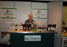 Eigenaar Frans Erdmann laat de bezoekers kennis maken met de nieuwe vermouth en bitter van Bio Spirits.