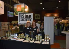 Eerske van der Hoek en Emma Vroegop vertegenwoordigen de Kleinste Soep Fabriek. Ze introduceren de 'ready to eat' lijn.