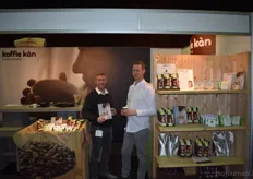 De Vlaamse Koen Lagrou en Frederik Danneels van Koffie Kàn staan voor de eerste keer de Bio-beurs. Ze zijn momenteel marktleider in België en willen graag gaan uitbreiden in Nederland. In oktober is hun boek Slowcoffee gelanceerd.