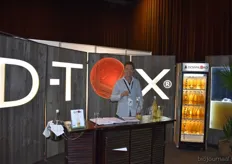 Eisso Weert, eigenaar van D-tox, laat de mensen kennis maken met de smaak van zijn d-tox drank.
