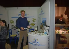 Frank Mahieu van Mani Blauel laat de bezoekers proeven van zijn olijven.