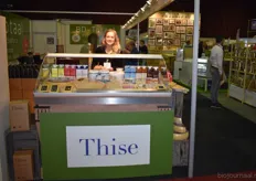 Lysanne Otten van Thise laat naar nieuw lijn met lactose vrije producten zien, zoals melk, yoghurt en slagroom.