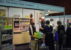 Nathalie Dolman en Marcel Belt van The Green Soap Company in gesprek met enkele bezoekers.