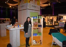 Rafika Mzallassi van Pure Bio Cosmetics laat de bezoeker kennis maken met haar huidverzorgingsproducten.