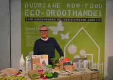 Rob Bos van Eco-Groothandel met vele nieuwe producten zoals de food huggers, Kaerel verzorgingslijn voor mannen en biologische tasjes.